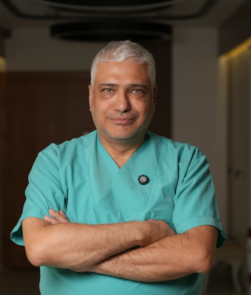 Op. Dr. Mehmet Durmuş Kurt, klinikte cerrahi forma ile