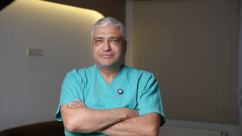 Op. Dr. Mehmet Durmuş Kurt, klinikte