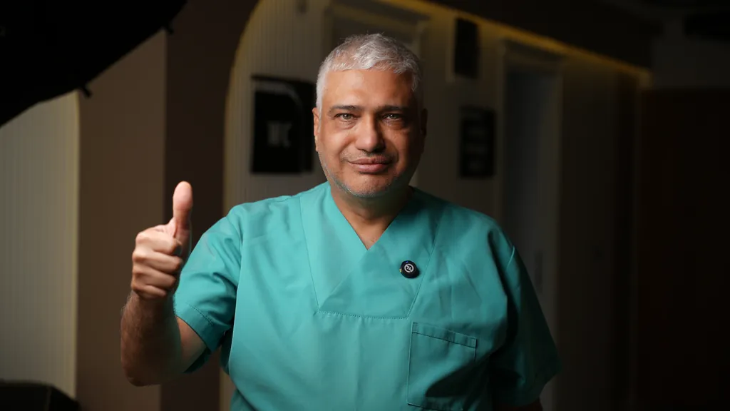 Op. Dr. Mehmet Durmuş Kurt, klinikte gülümserken
